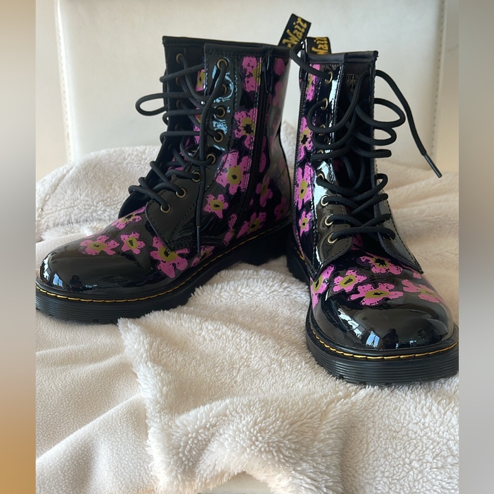 NWT Dr. Martens Pansey Fayre Kids Boots - Black with Pink Floral - Picture 3 of 9